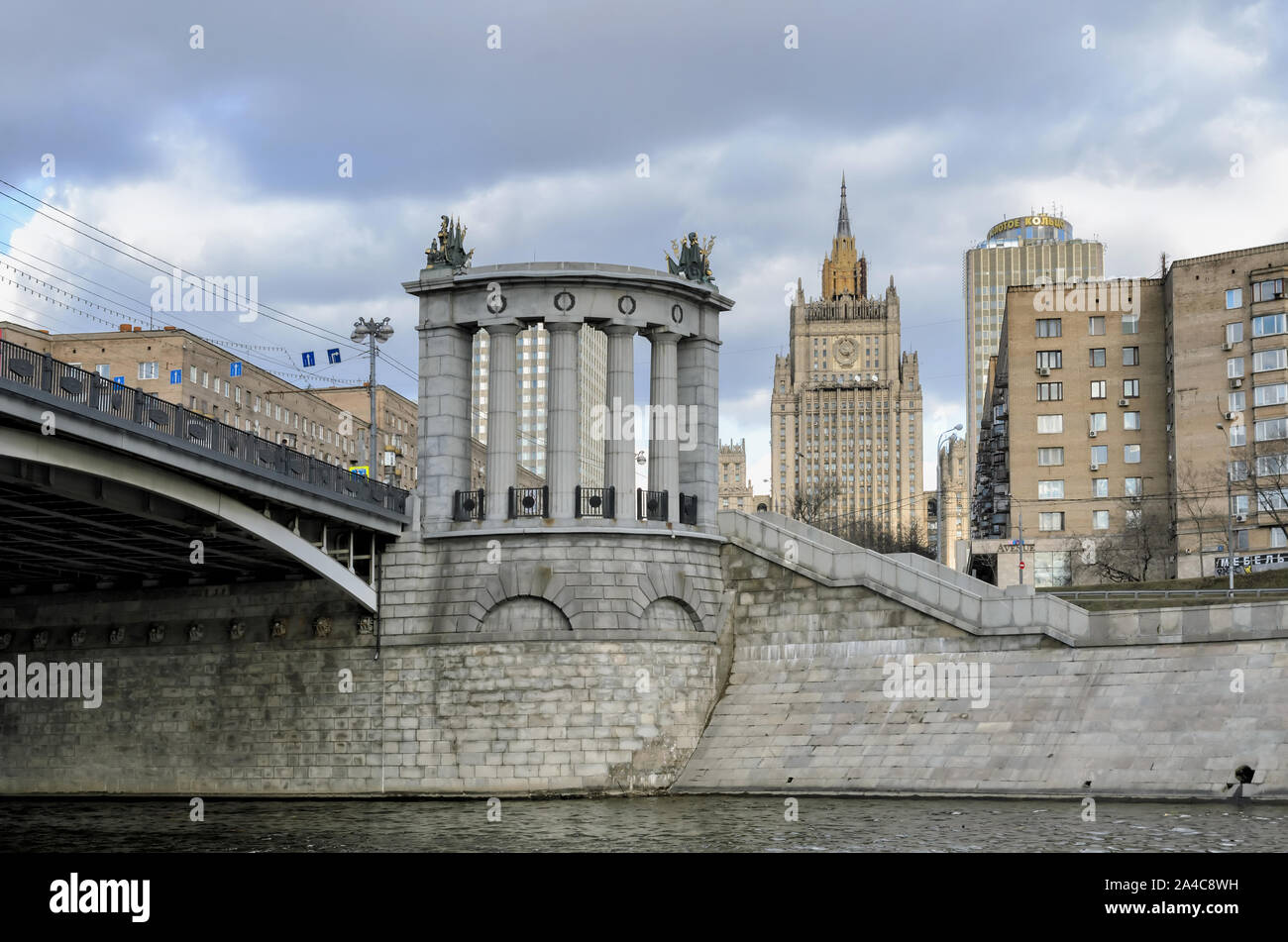 MOSCOU, RUSSIE - MARS 11,2014: Vue du pont Borodino et du ministère russe des Affaires étrangères, Moscou, Russie Banque D'Images