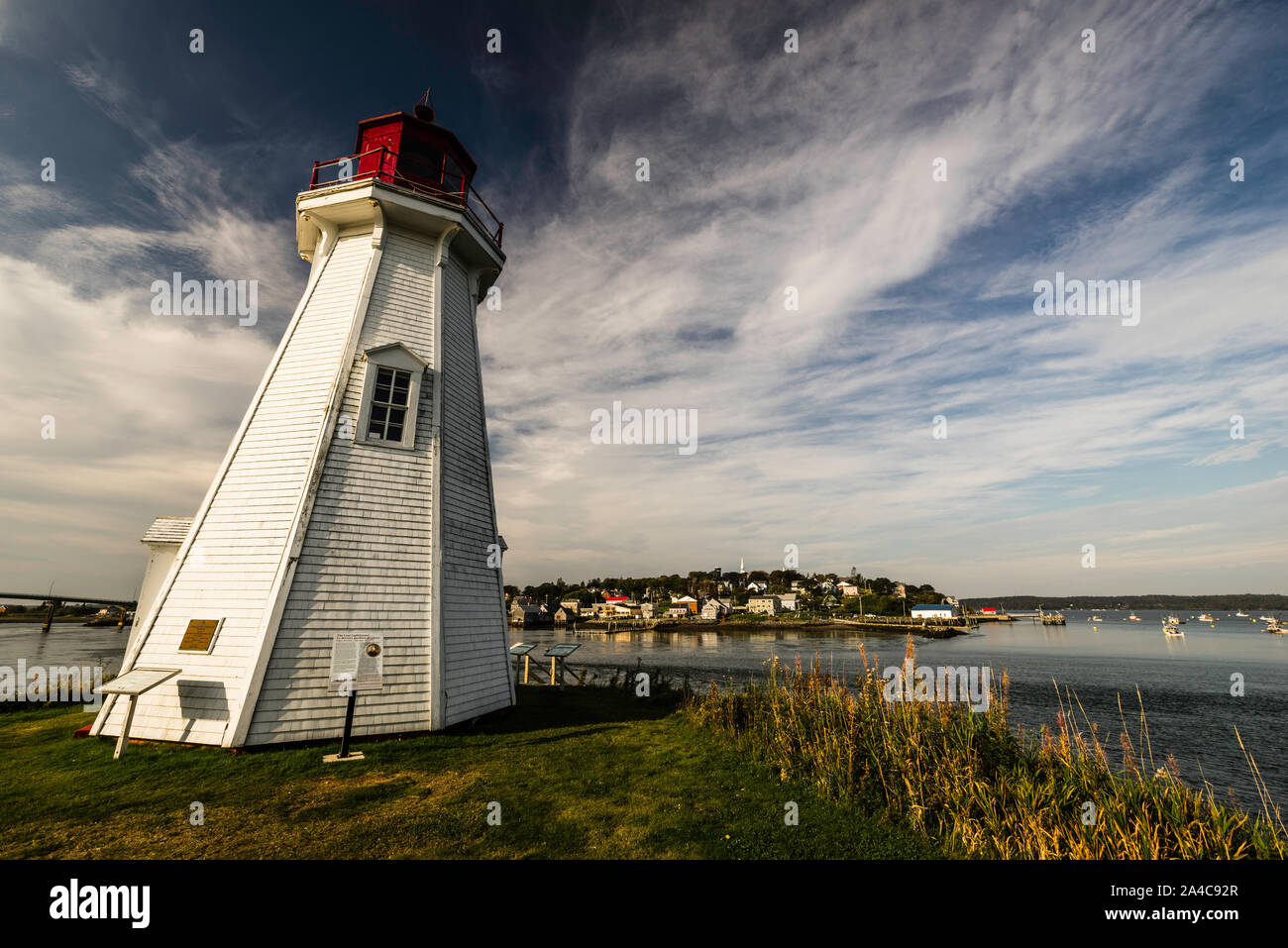 Feu de navigation Point Mulholland et ville de Lubec, Maine   Welshpool, île Campobello, au Nouveau-Brunswick, CA Banque D'Images