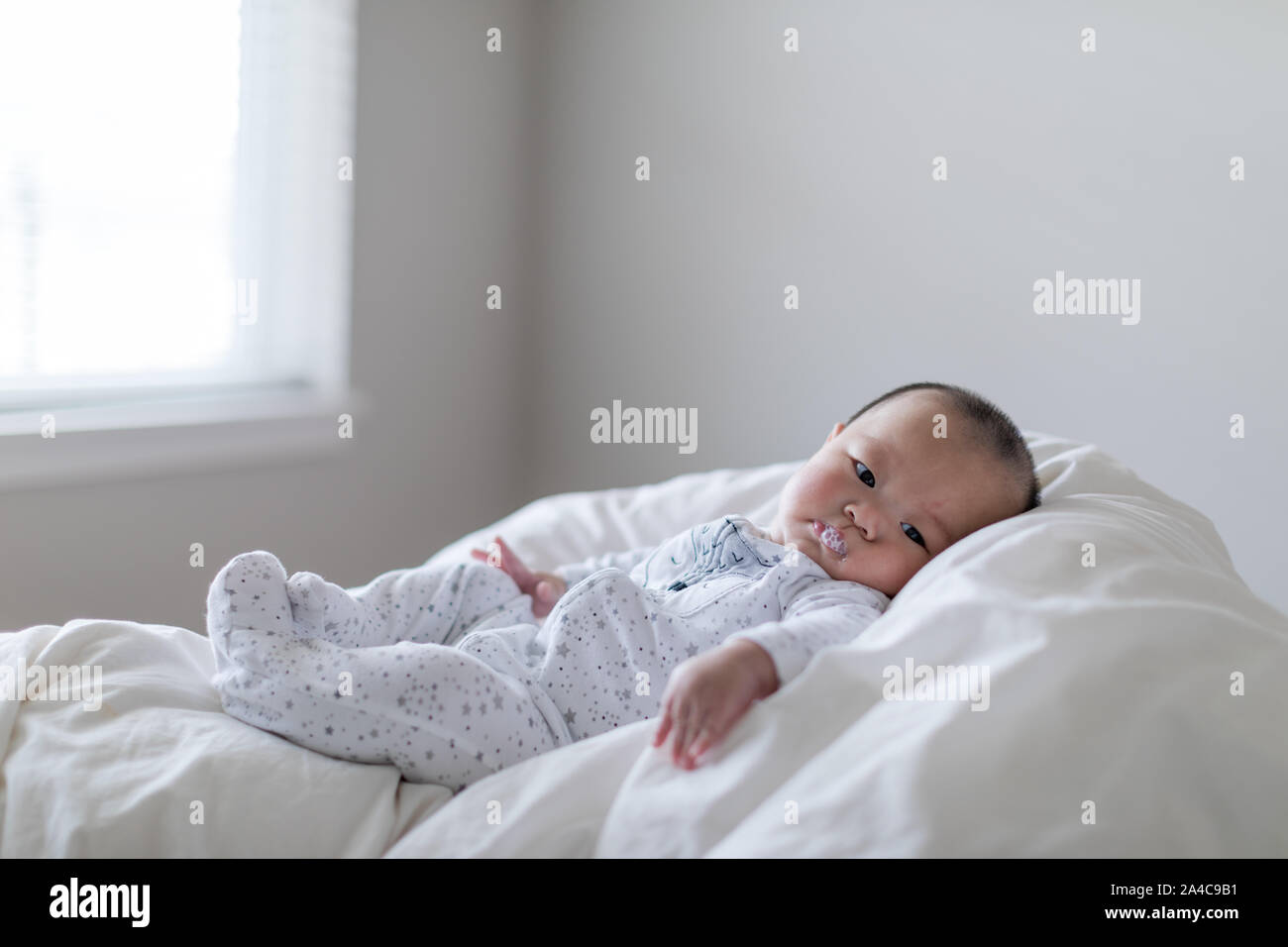 Peu Mignon Bebe Allonge Avec Du Lait Bulle Sur Sa Souris Enfant Est Age De 4 Mois Photo Stock Alamy