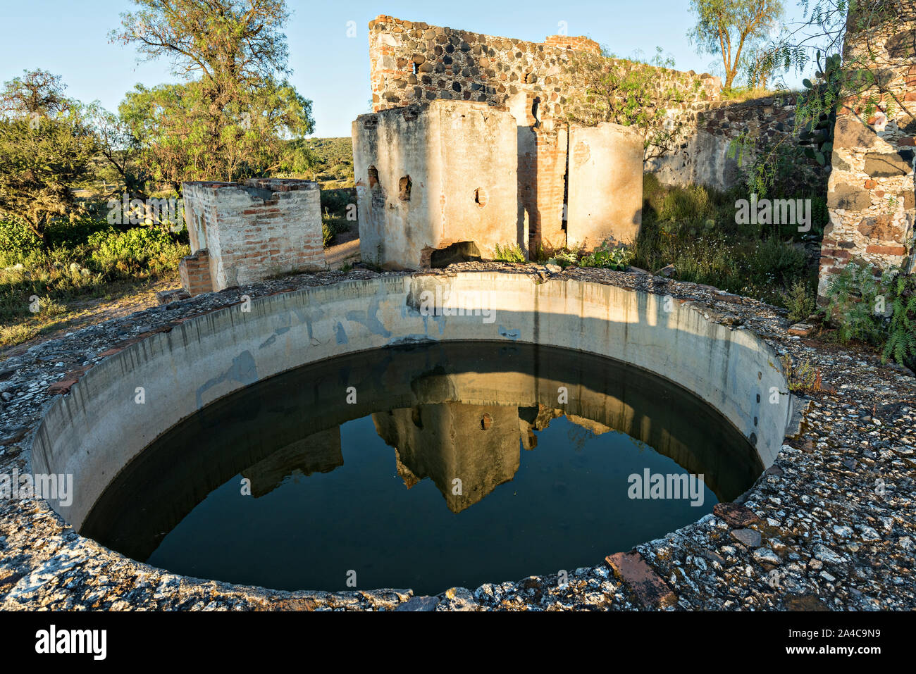 Citernes à eau dans la ruine abandonnée de l'ancienne Hacienda Santa Brigida dans la ville fantôme de Mineral de Pozos, Guanajuato, Mexique. La ville, qui fut un important centre minier d'argent a été abandonné et laissé à la ruine, mais a lentement retour à la vie comme une communauté artistique de Bohême. Banque D'Images