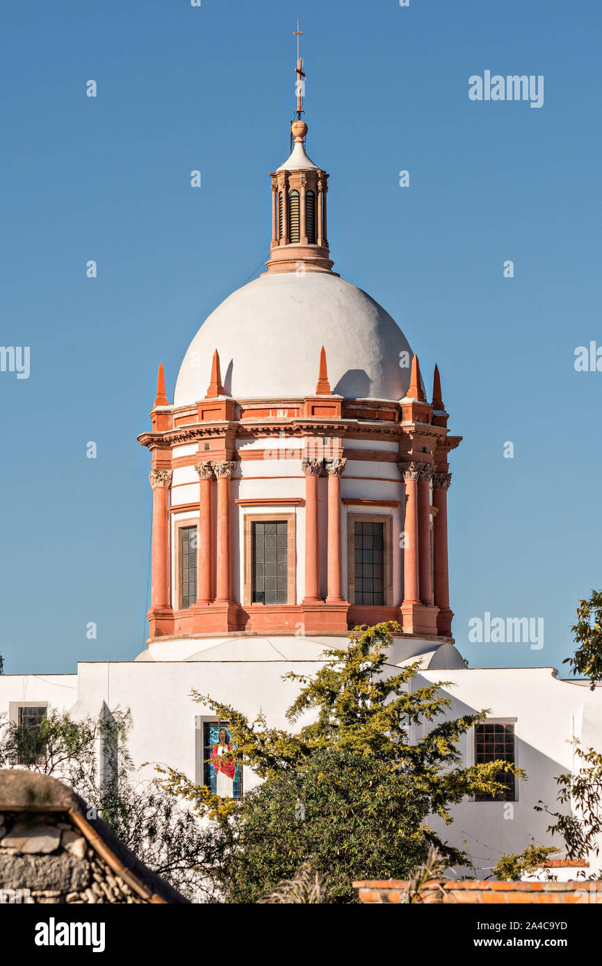 Le dôme de la Parroquia de San Pedro Apóstol église ou l'Apôtre saint Paul dans l'église de la province de minéraux Pozos, Guanajuato, Mexique. La ville, qui fut un important centre minier d'argent a été abandonné et laissé à la ruine, mais a lentement retour à la vie comme une communauté artistique de Bohême. Banque D'Images