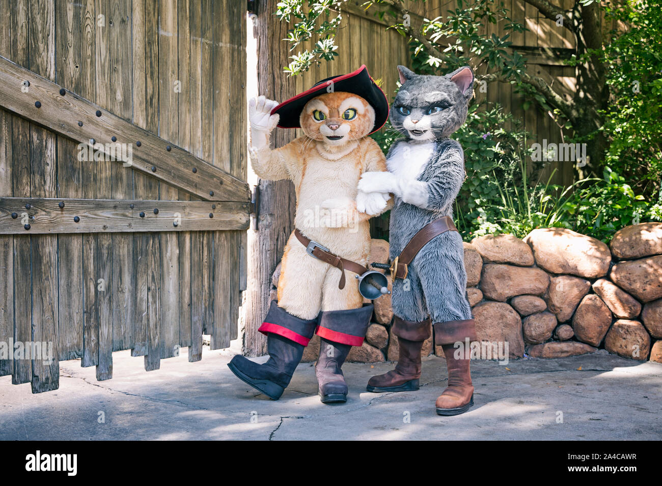 Le Chat Botté et Kitty Soft Paws caractères, Islands of Adventure, le complexe Universal Studios Orlando, Floride, USA Banque D'Images