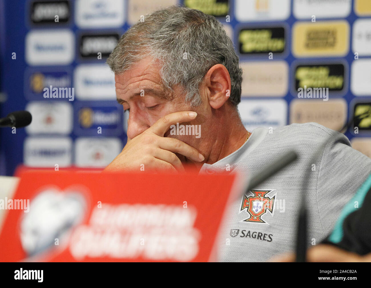 Kiev, Ukraine. 13 Oct, 2019. L'entraîneur-chef Portugal Fernando Santos assiste à une conférence de presse au stade Olimpiyskiy NSC à Kiev.Portugal et équipes nationales ukrainiennes face dans le qualificatif de l'UEFA Euro 2020 football match le 14 octobre 2019. Credit : SOPA/Alamy Images Limited Live News Banque D'Images