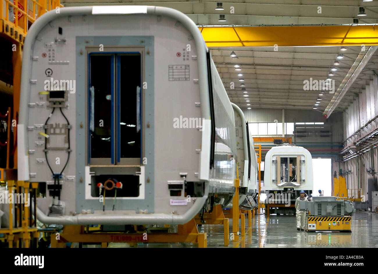 Qingdao, Chine. 13 Oct, 2019. Les trains à grande vitesse sont travaillés dans l'assemblage final du CCRR Qingdao Sifang à Qingdao, Shandong Province, le dimanche, 13 octobre 2019. La longueur des lignes ferroviaires à grande vitesse a dépassé 18 500 miles (30 000 km), s'est classé premier dans le monde. La grande vitesse a accéléré l'urbanisation et l'industrialisation de la Chine, de devenir un pilier de la croissance économique de la Chine. Photo par Stephen Shaver/UPI UPI : Crédit/Alamy Live News Banque D'Images