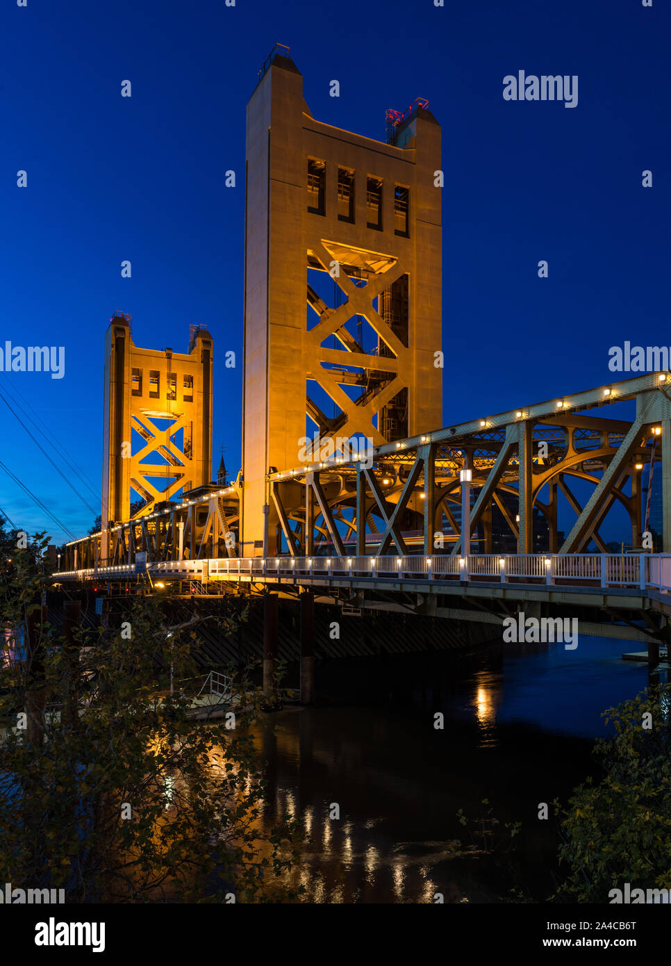 Le Tower Bridge est un pont de levage vertical de l'autre côté de la rivière Sacramento, reliant West Sacramento dans Yolo comté à l'ouest, avec la capitale de la Californie, Sacramento, dans le comté de Sacramento à l'Est Banque D'Images