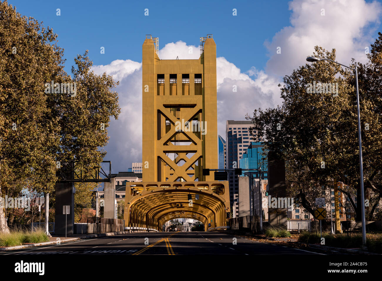 Le Tower Bridge est un pont de levage vertical de l'autre côté de la rivière Sacramento, reliant West Sacramento dans Yolo comté à l'ouest, avec la capitale de la Californie, Sacramento, dans le comté de Sacramento à l'Est Banque D'Images
