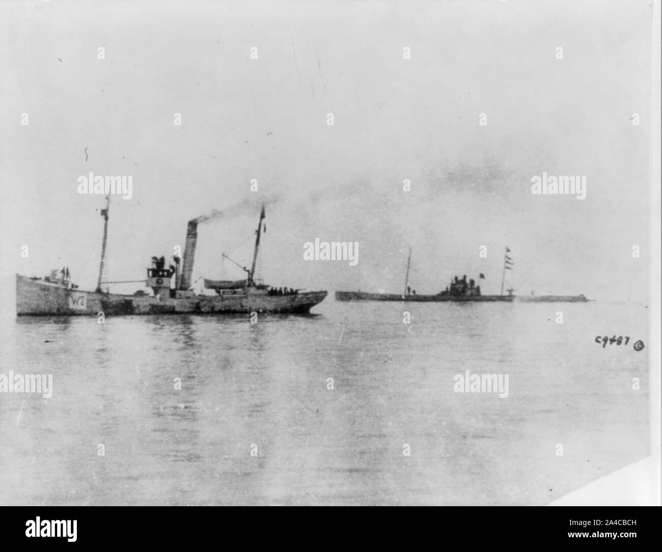 L'U-36 (sous-marin) et de son offre, le W-2, de l'écran comme BATAVIER V, montrant les steamers capturé le chemin à travers les champs de mine, au cours de la Première Guerre mondiale Banque D'Images