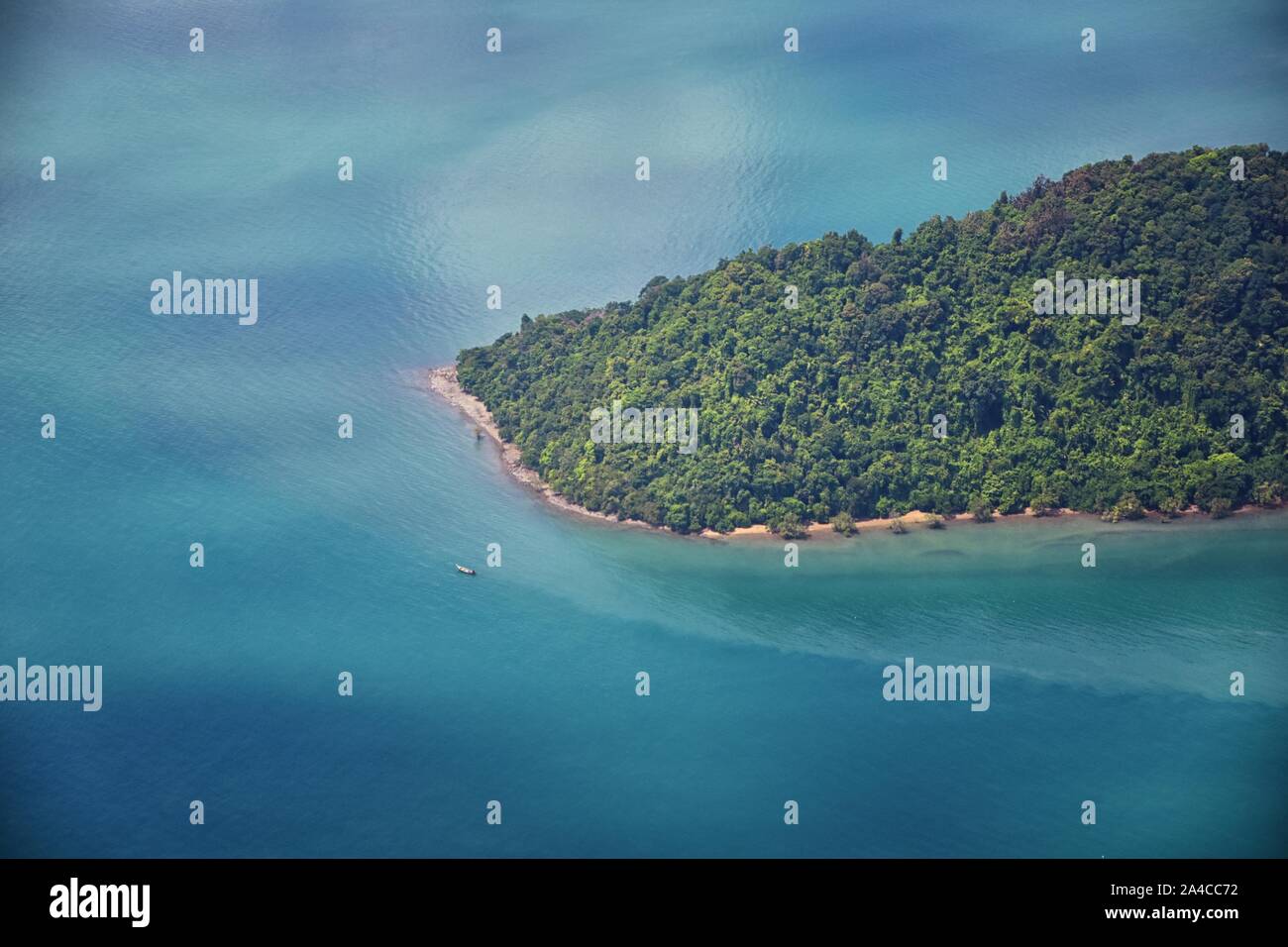 Phuket Thaïlande aerial drone bird's eye view photo de mer tropicale, de l'Océan Indien, l'autre avec belle île au sud de Bangkok dans la mer d'Andaman, nw Banque D'Images