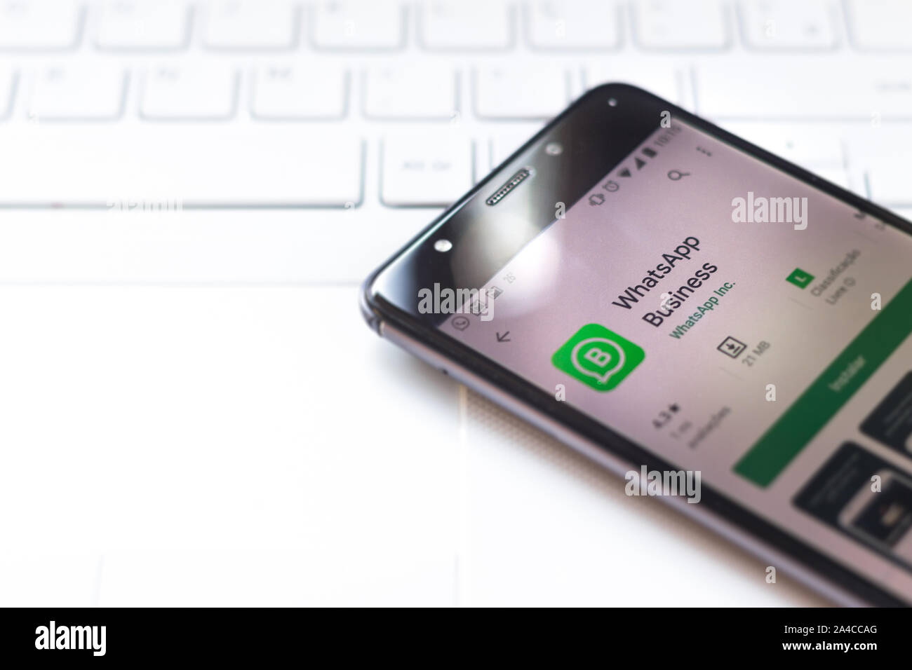 Sur cette photo, l'illustration de logo d'entreprise est vu WhatsApp affichée sur un smartphone. Banque D'Images