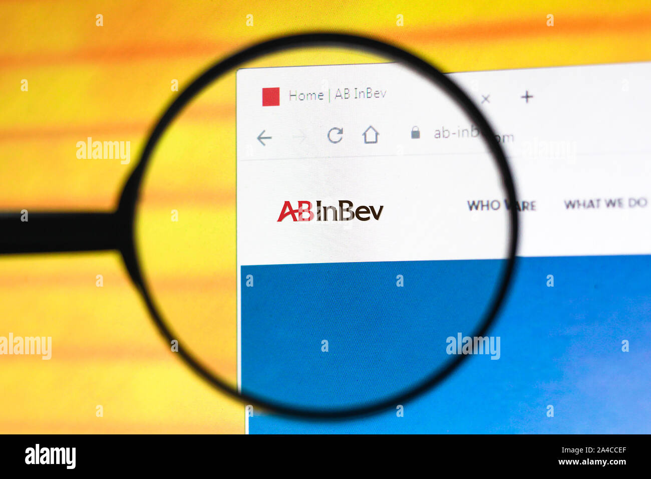 Sur cette photo, l'illustration de la page d'Anheuser-Busch InBev (AB InBev) site internet est vu sur l'écran de l'ordinateur. Banque D'Images