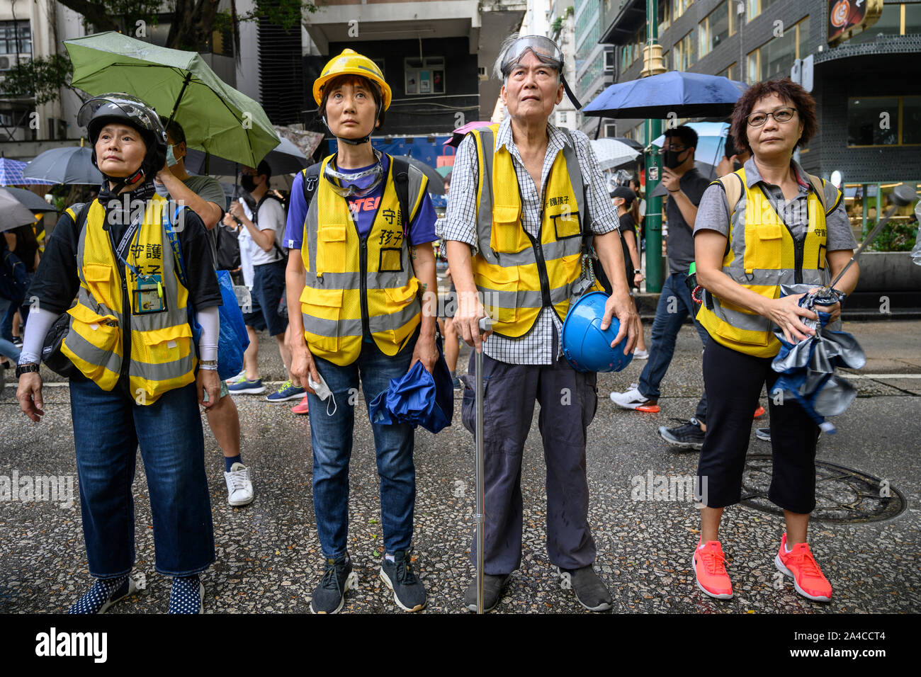 Tsim Sha Tsui Hong Kong Kong le 12 octobre 2019. Une marche de protestation a commencé à bord de l'eau, dans Tsim Sha Tsui et est allé le long de Nathan Road jusqu'à l'imposture Shi Po,. Les membres d'un groupe de chrétiens dont l'objectif est de prévenir la violence et pour protéger les jeunes manifestants du danger. Le groupe est dirigé par un pasteur à l'Église du District nord de bon voisinage. Le nom de leur campagne est "Protéger nos enfants". Ces membres sont debout sur Nathan Road en face de la poice station. Banque D'Images