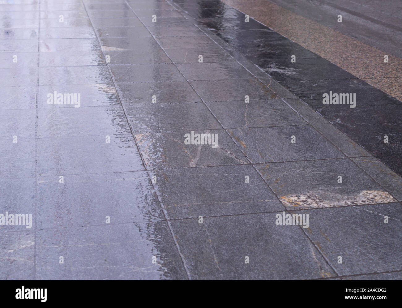 Sol carrelé mouillé trottoirs à rainy day. arrière-plan, la texture. Banque D'Images