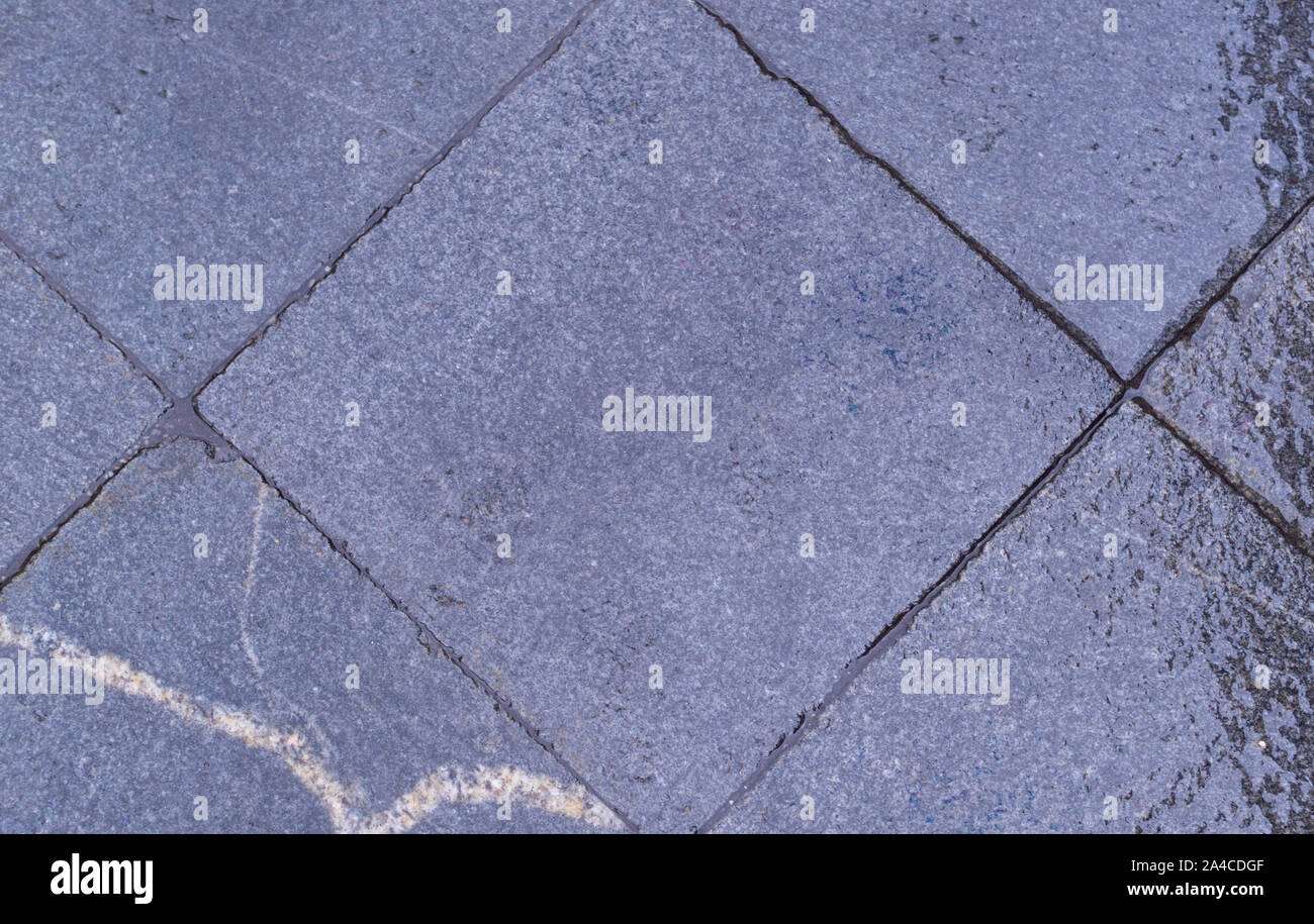 Sol carrelé mouillé trottoirs à rainy day. arrière-plan, la texture. Banque D'Images