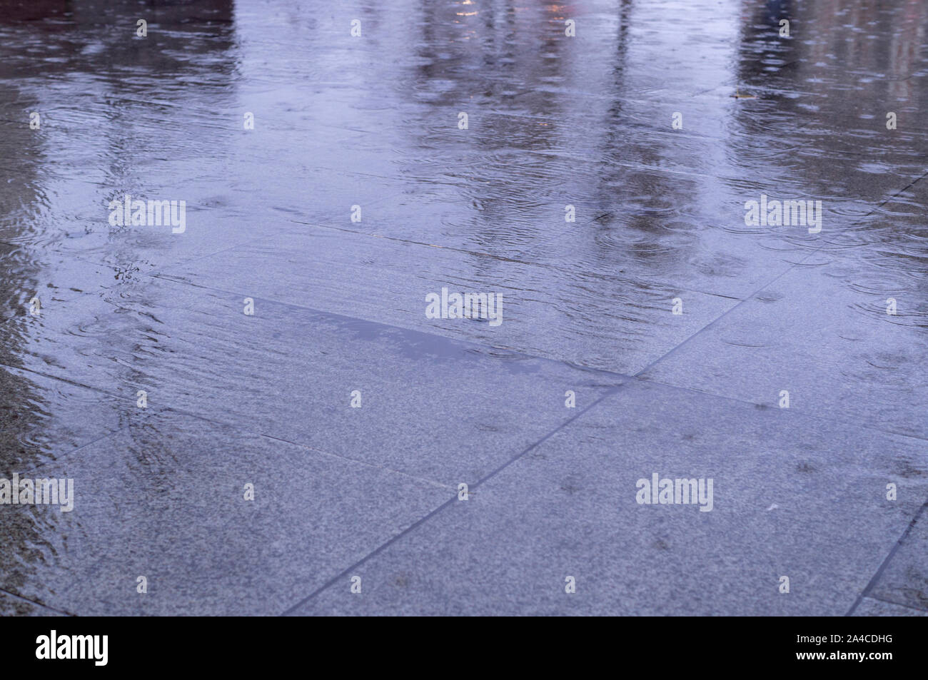 Sol carrelé mouillé trottoirs à rainy day. arrière-plan, la texture. Banque D'Images