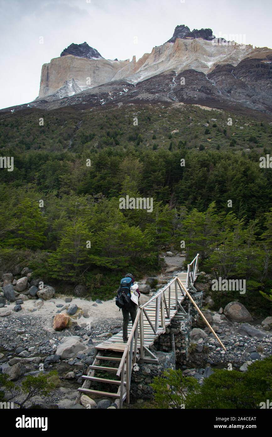 Randonneur sur l'W trek dans le Parc National Torres del Paine, Chili. Cuernos Mountain en arrière-plan Banque D'Images