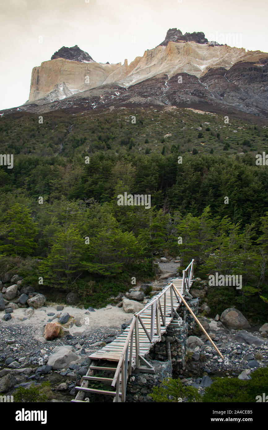 Randonneur sur l'W trek dans le Parc National Torres del Paine, Chili. Cuernos Mountain en arrière-plan Banque D'Images
