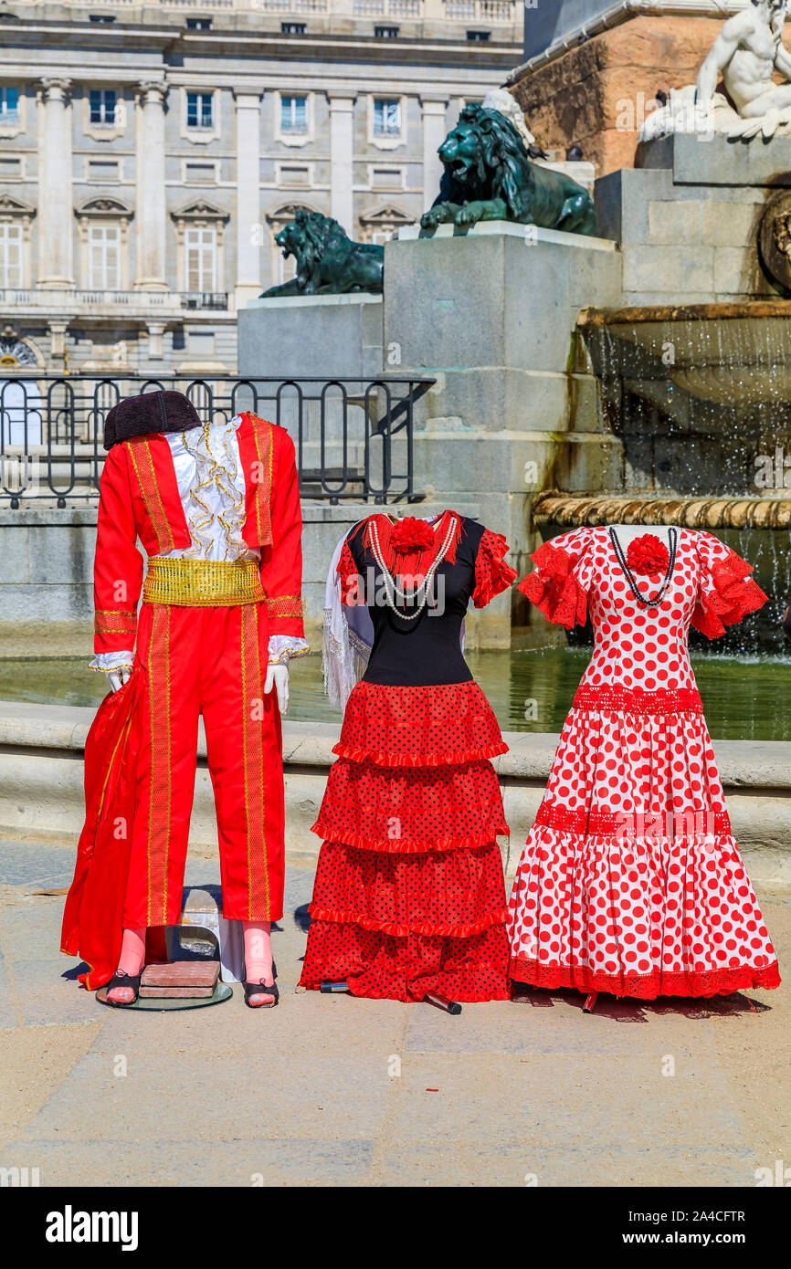 Fleuri rouge traditionnel flamenco et matador passagers costumes