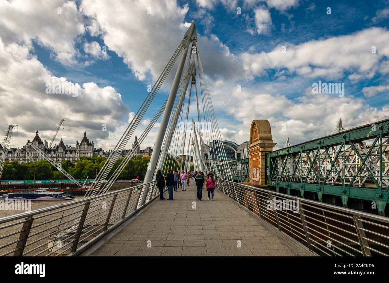 Vue sur les ponts du Jubilé d'or depuis l'extrémité sud, avec Victoria Embankment et Whitehall Gardens en arrière-plan. Londres, Royaume-Uni. Banque D'Images