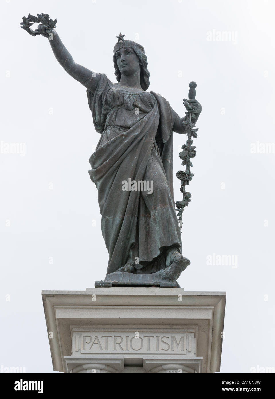 La forme féminine de victoire surmonte le Monument des Héros du Texas à Dallas, Texas Banque D'Images