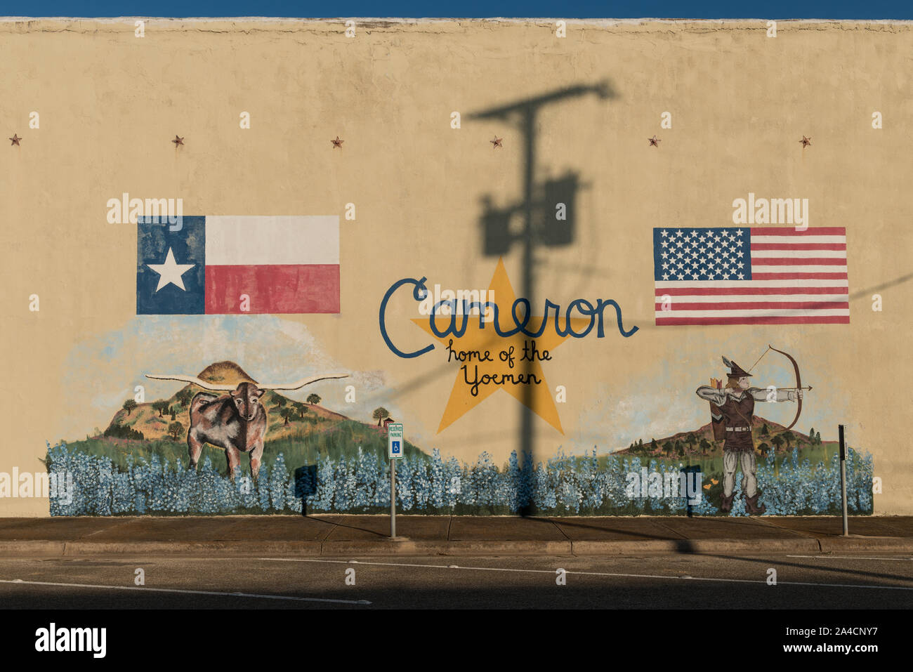 Les drapeaux du Texas et les États-Unis, un longhorn steer, et Les Robins des bois-comme la figure sont en vedette sur cette murale au centre-ville de Cameron, Texas, à Milam Comté. Yoemen est le surnom de C.H. Yoe High School's équipes sportives de Cameron Banque D'Images