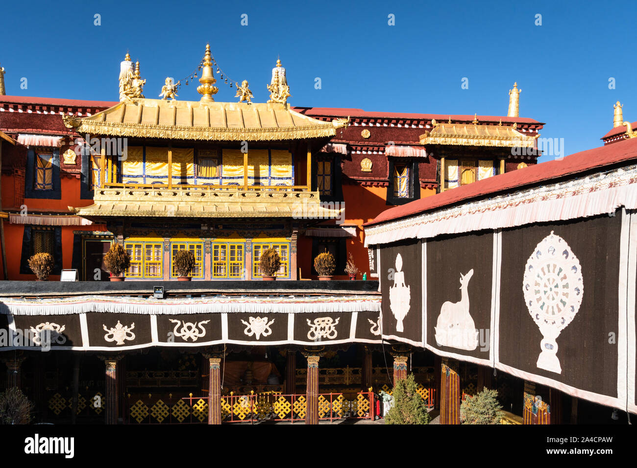 Vue extérieure de la célèbre temple bouddhiste tibétain du Jokhang à Lhassa au Tibet, vieille ville de Chine Banque D'Images