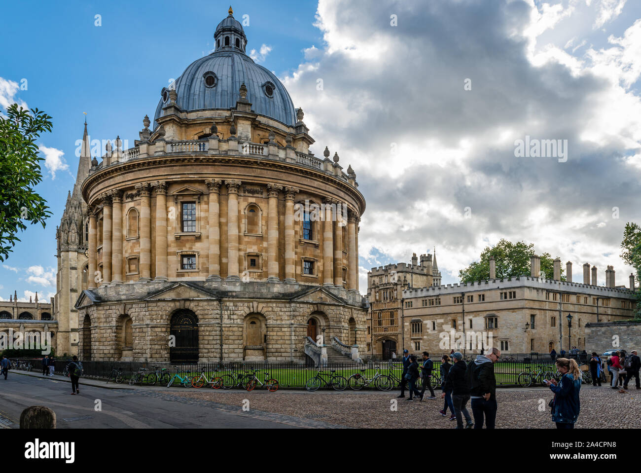 Vue sur la caméra Radcliffe, à Oxford, Royaume-Uni. Il a été construit en 1749 pour abriter la bibliothèque scientifique Radcliffe. La bibliothèque Bodleian est sur la droite. Banque D'Images
