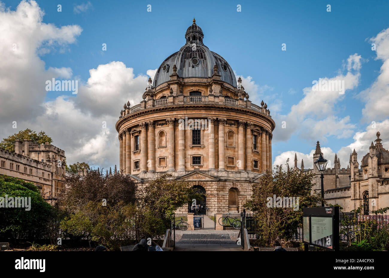 Vue sur la caméra Radcliffe, à Oxford, Royaume-Uni. Il a été construit en 1749 pour abriter la bibliothèque scientifique Radcliffe. La bibliothèque Bodleian est sur la droite. Banque D'Images