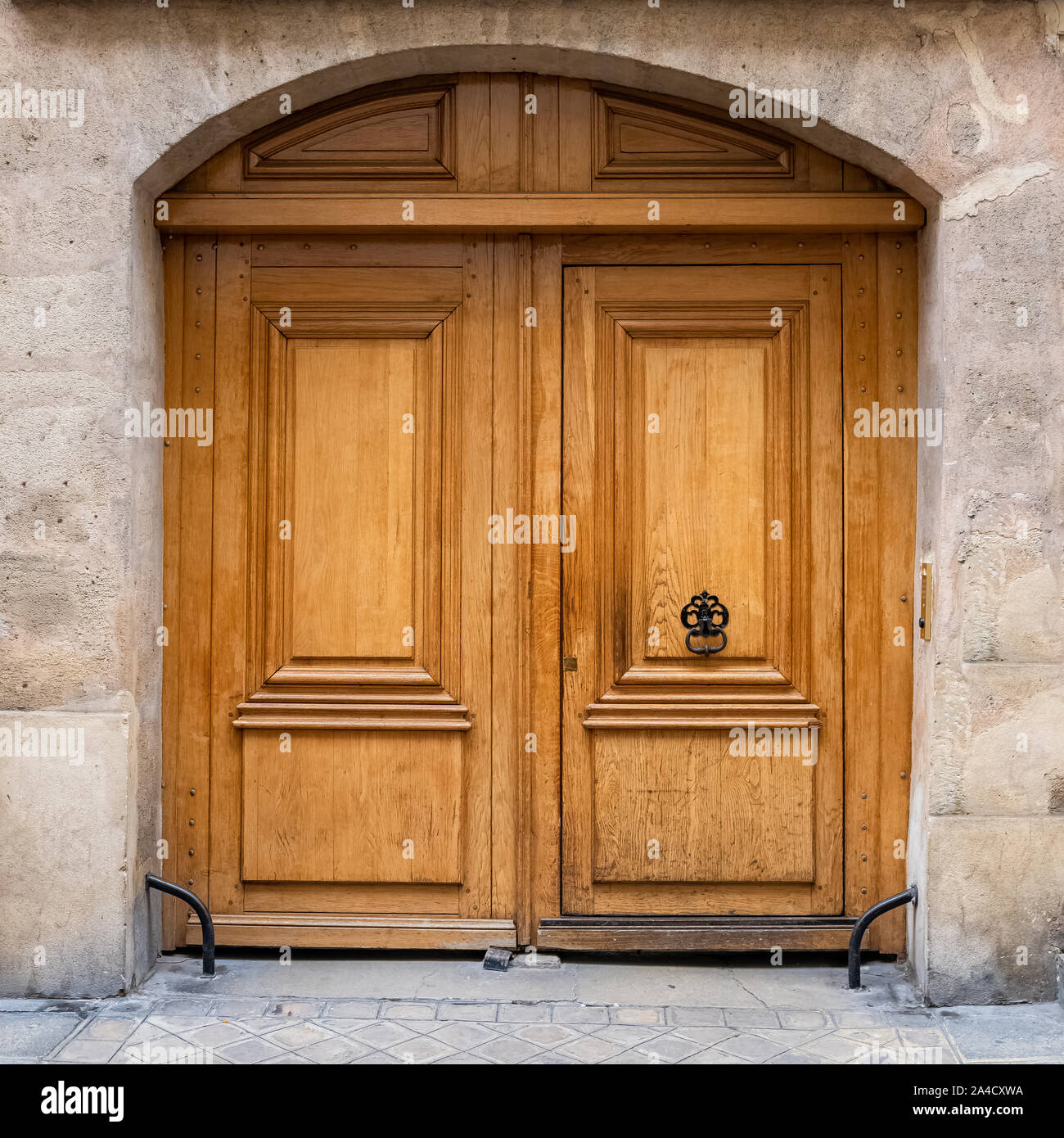 Paris, ancienne porte de bois dans le Marais, l'architecture typique Banque D'Images