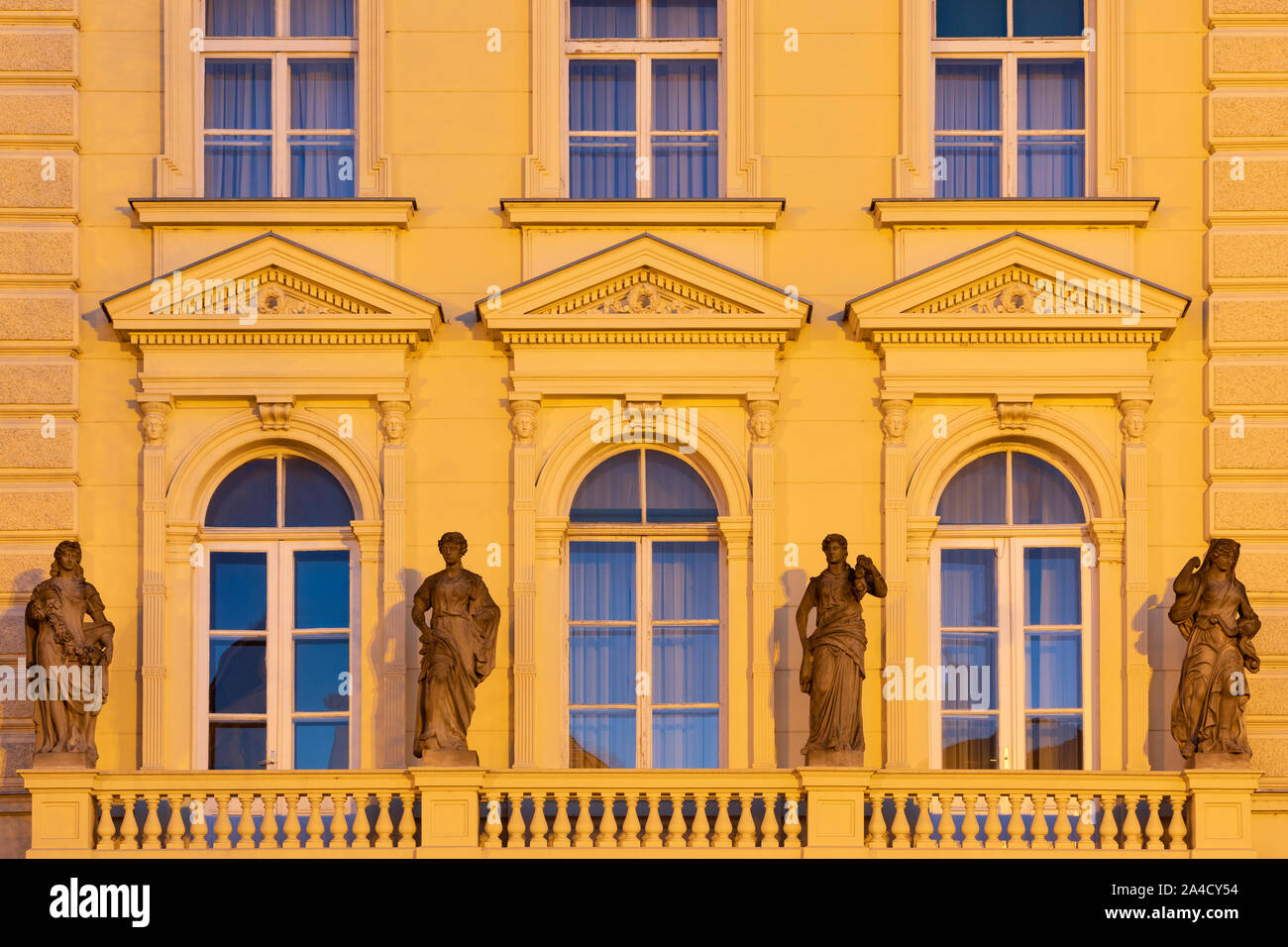 Des statues de femmes sur un bâtiment de la ville de Zagreb, Croatie Banque D'Images