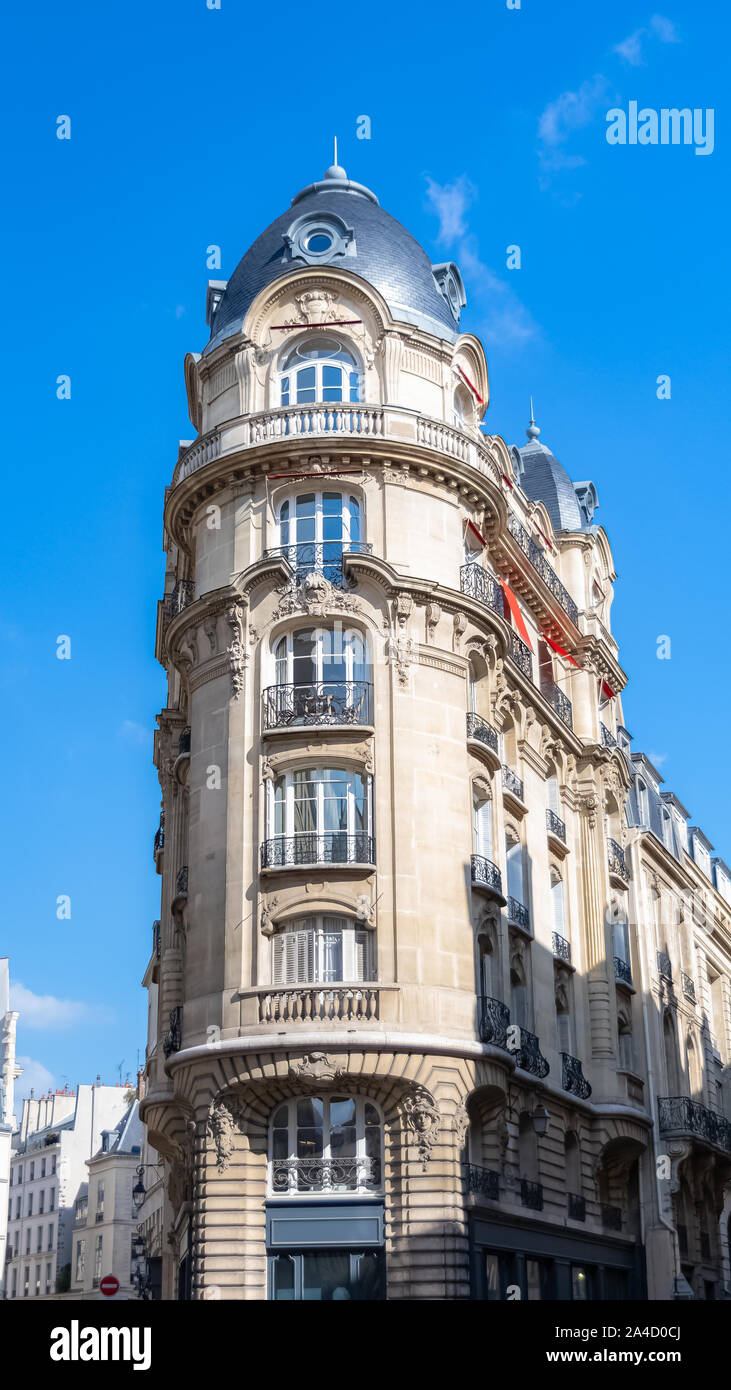 Paris, Parisian façade dans un quartier chic, balcon typique et windows Banque D'Images