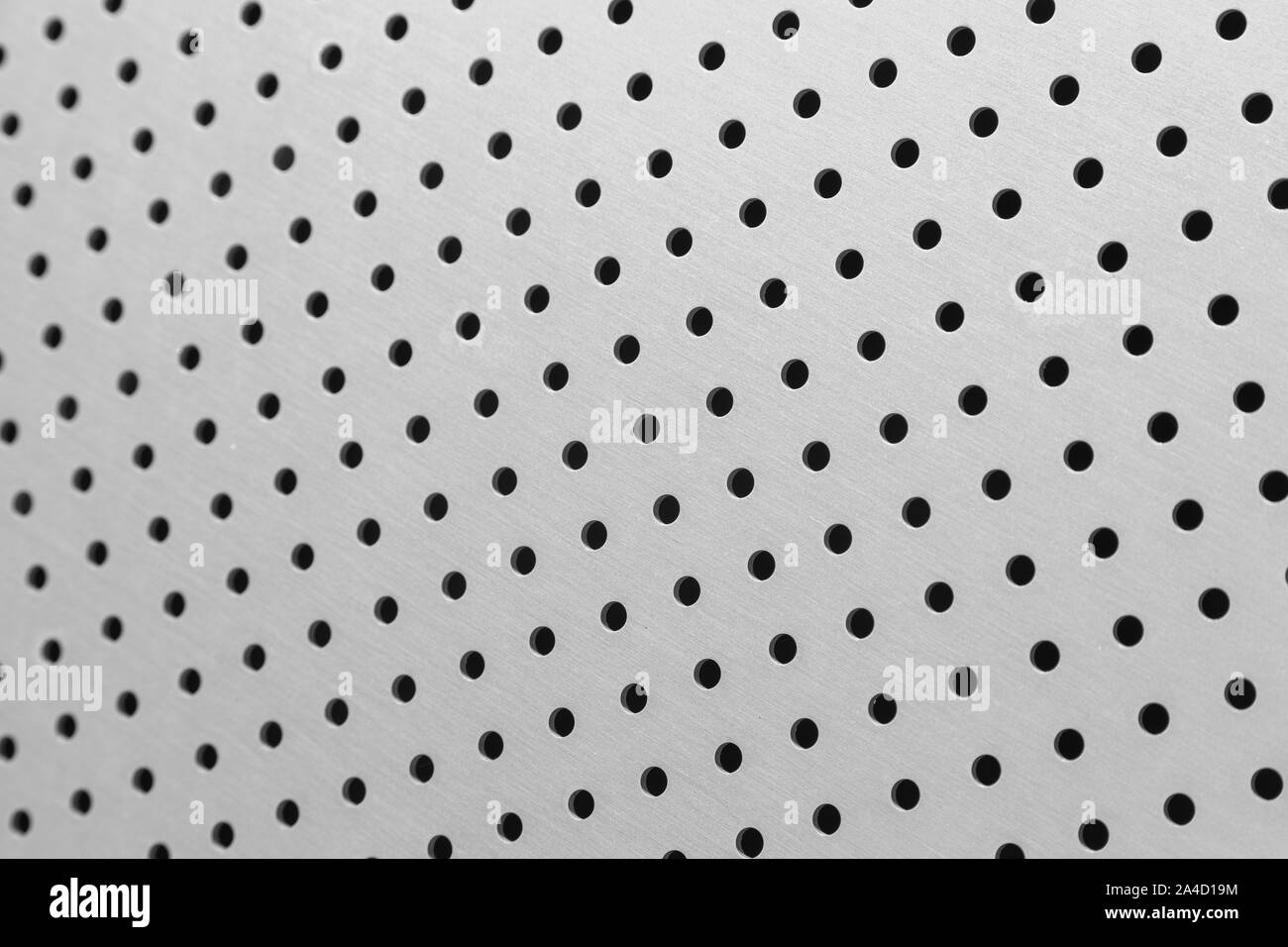 Close-up of white metal surface de mur lisse avec des ouvertures rondes Banque D'Images