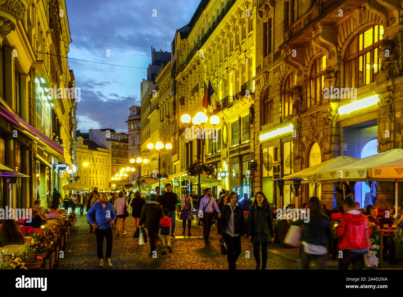 Prague Shopping place, 28 octobre Rue mène à la place Venceslas rue Prague la nuit Prague la nuit les piétons de la rue commerçante des gens Banque D'Images Prague Shopping place, 28 octobre Rue mène à la place Venceslas rue Prague la nuit Prague la nuit les piétons de la rue commerçante des gens Banque D'Images