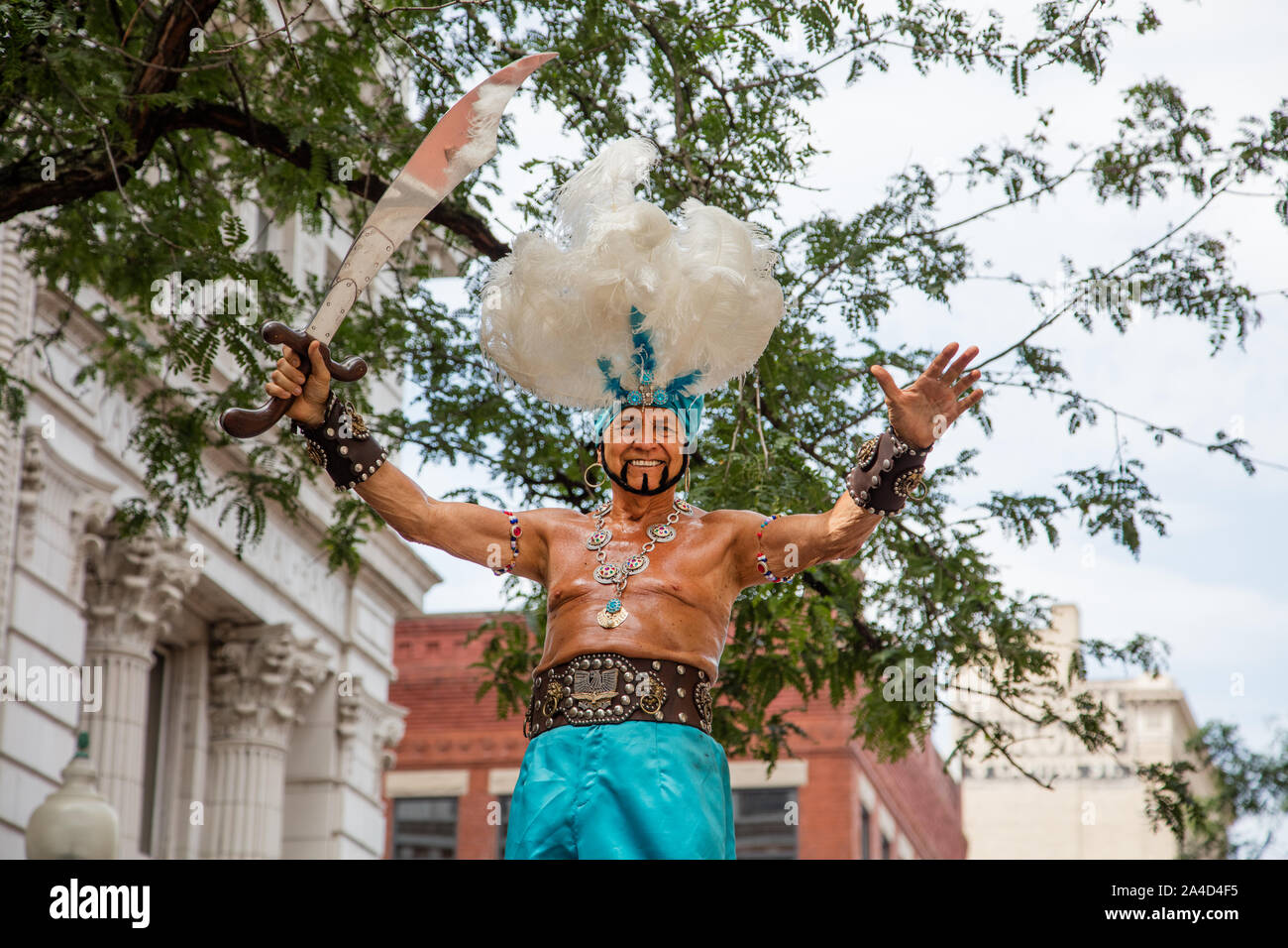 Le Beni Kadem local de culte's Arabian Knight carnavaliers à accueille le Charleston, West Virginia, FestivALL Parade de l'Art, dans lequel les groupes de théâtre, des artistes, danseurs, artistes de rue, les voitures d'art, la musique et les décideurs des organisations locales défilé dans Capitol Street Banque D'Images