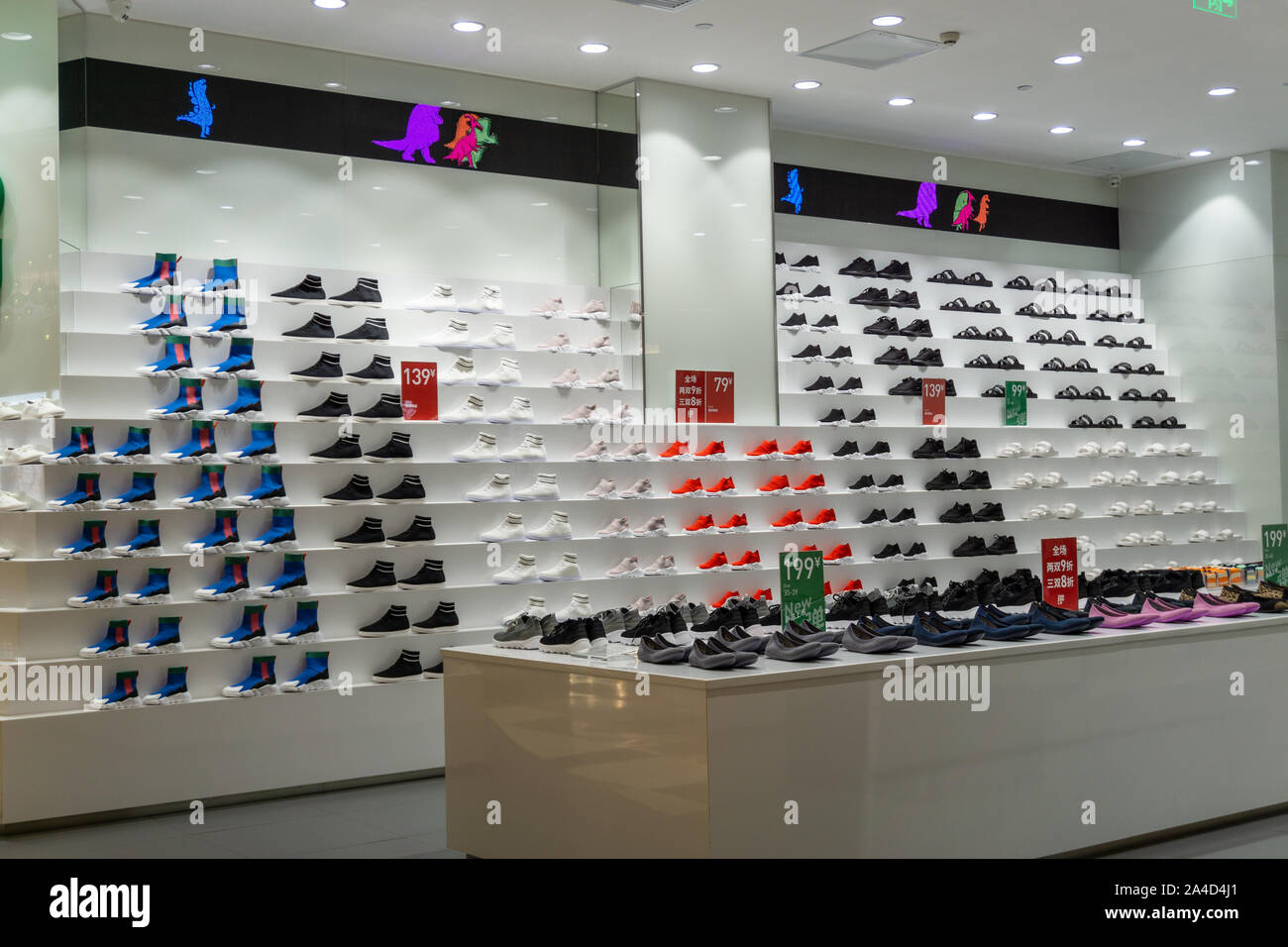 Nettoyer et magasin de chaussures minimaliste à Shenzhen, Chine Banque D'Images
