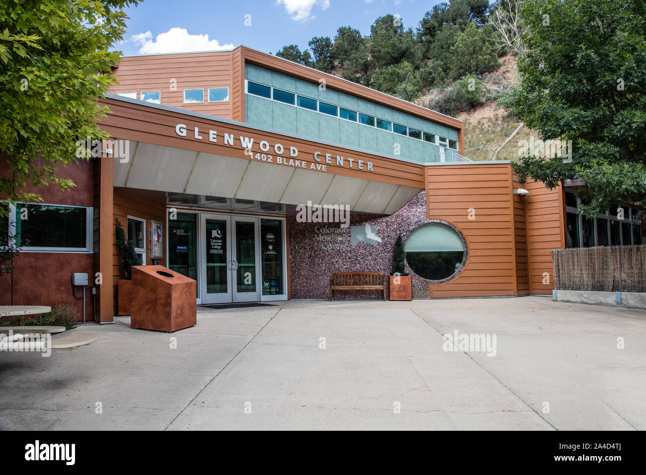 Le Glenwood surbaissé, Centre d'accueil de l'enseignement centre et bureaux administratifs de la Direction générale de Glenwood Springs Colorado Mountain College, qui a plusieurs campus répartis dans le centre-nord du Colorado Banque D'Images Le Glenwood surbaissé, Centre d'accueil de l'enseignement centre et bureaux administratifs de la Direction générale de Glenwood Springs Colorado Mountain College, qui a plusieurs campus répartis dans le centre-nord du Colorado Banque D'Images
