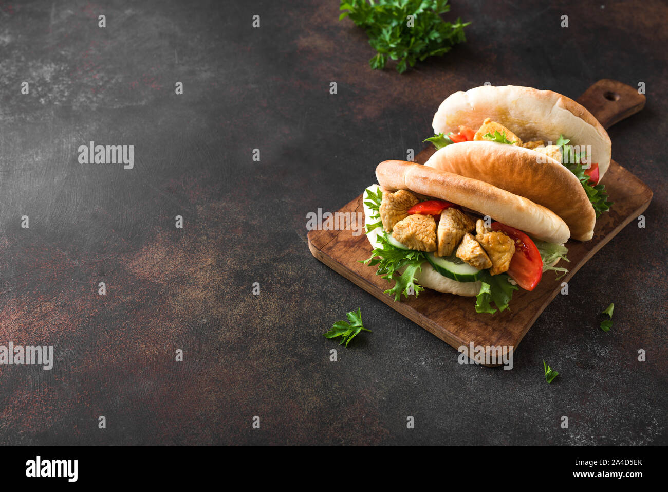 Poulet Tikka Naan Sandwich. (Le pain naan, pita) sandwich avec le poulet et les légumes, de copier l'espace. Banque D'Images