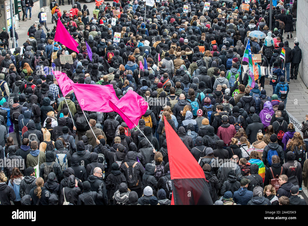 Des manifestants masqués en partie, ce qu'on appelle le bloc noir, lors de manifestations contre le parti de l'AFD à Cologne, conférence Banque D'Images