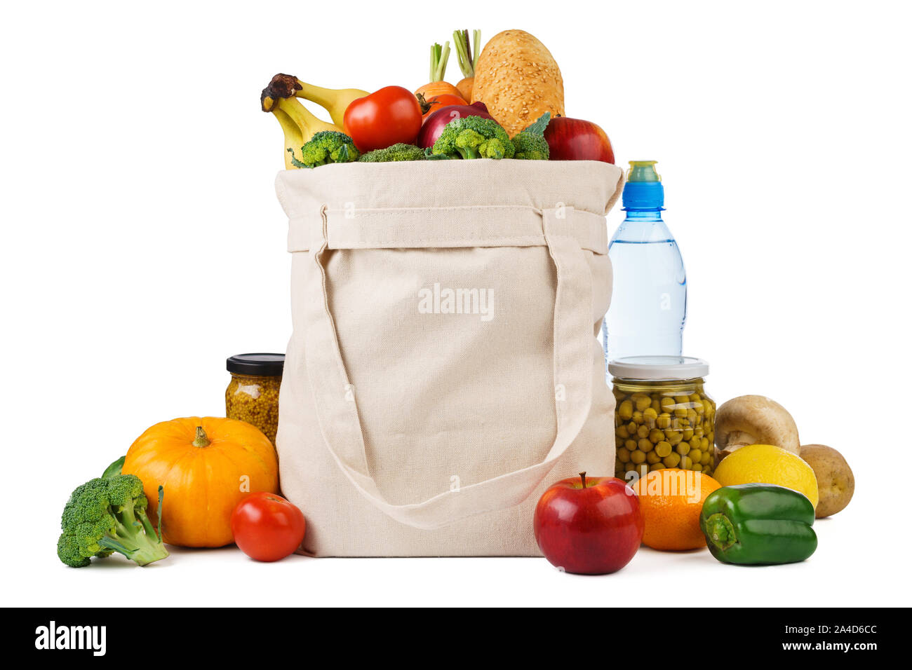 Sac shopping réutilisable sac plein de divers produits d'épicerie - fruits, légumes et pain. Isolé sur fond blanc. Banque D'Images