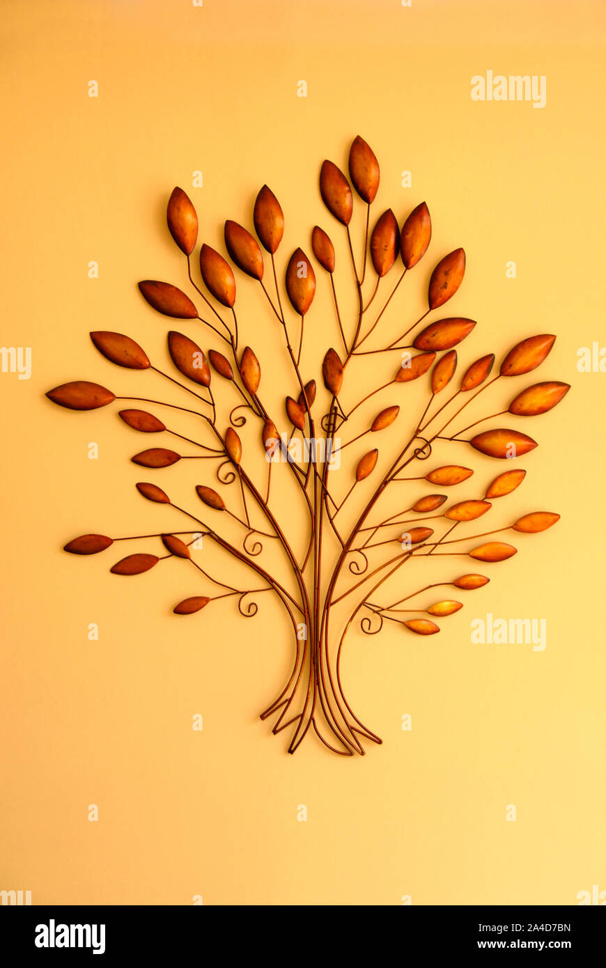 Scuplture attrayants sous la forme d'un arbre sur un écran comme un wall hanging. Banque D'Images