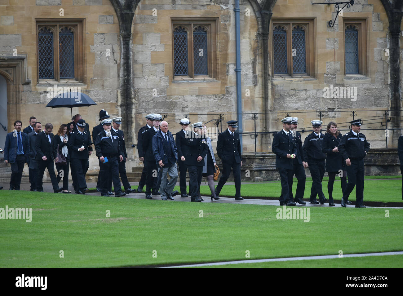 En deuil arrivent à la Cathédrale Christ Church à Oxford St Aldate's, pour les funérailles de Andrew Harper PC, la Thames Valley Police officer qui est mort tout en répondant à des rapports d'un cambriolage. Banque D'Images