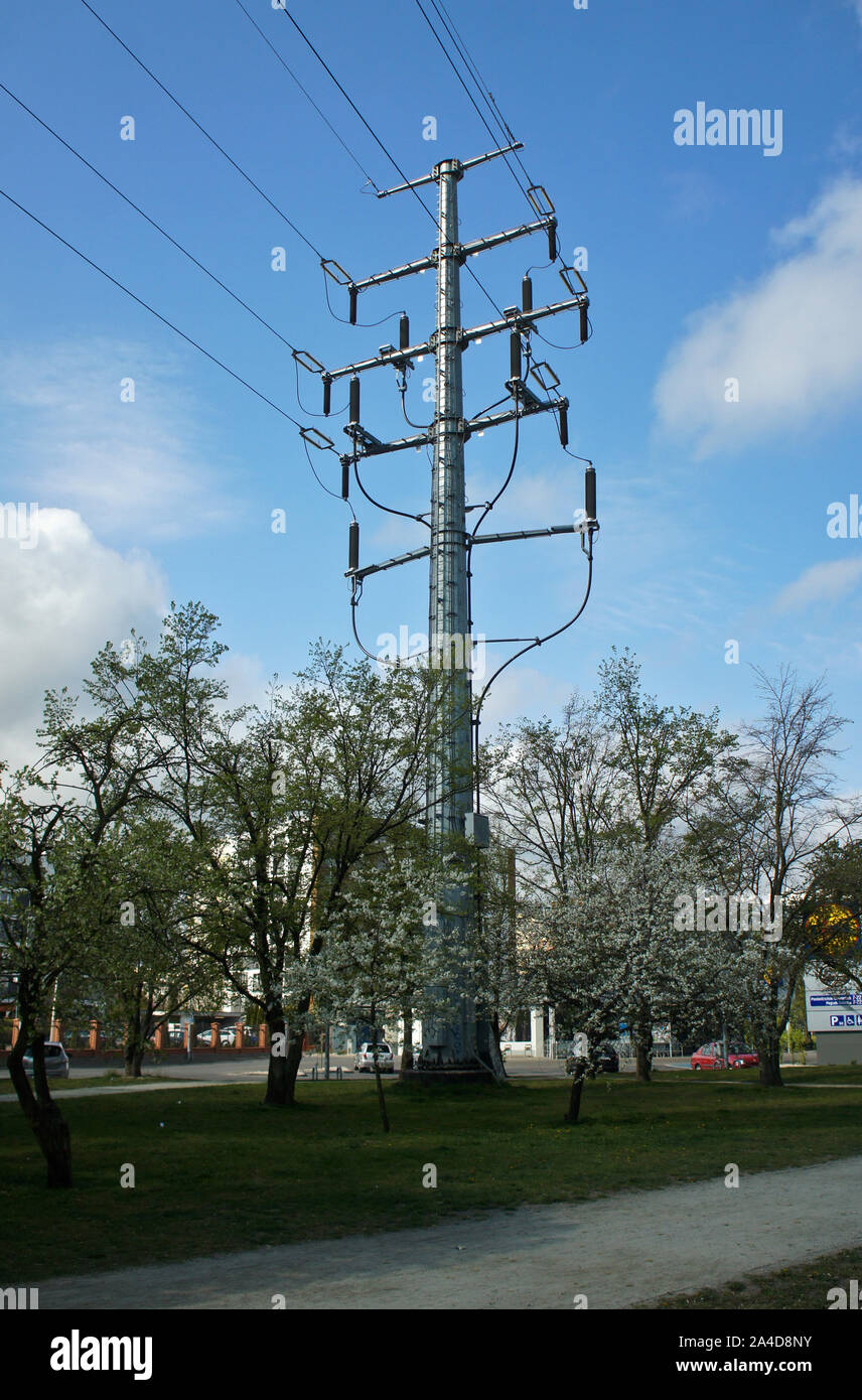 Support de ligne de puissance, haute tension, isolants et fils Banque D'Images