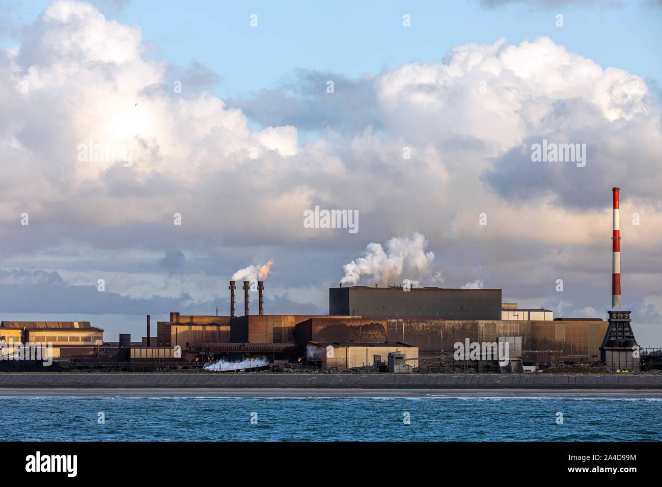 ARCELOR MITTAL ACIÉRIE EN AVANT DU CANAL DE BOURBOURG, PORT DE DUNKERQUE, FRANCE Banque D'Images