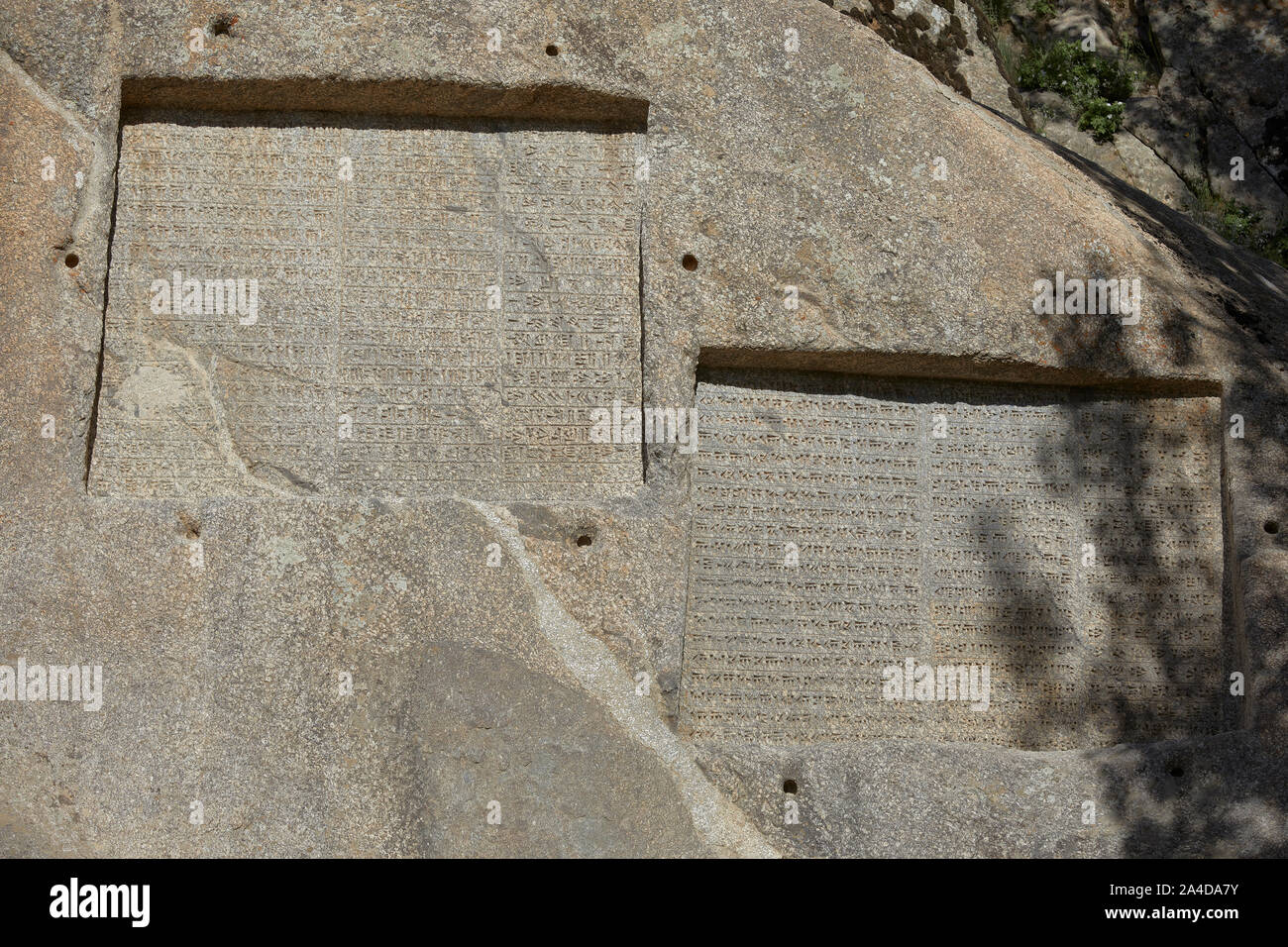 Hamadan, en Iran. Le 05 juin, 2017. Le Ganjnameh inscriptions près de la ville de Hamadan dans l'Abbas-Abad valley dans l'ouest de l'Iran, prise le 04.06.2017. Ce sont deux tablettes cunéiformes de la période d'Achamenid, creusée dans un rocher de l'Alvand Montagnes et attribué à Darius Ier et Xerxès I. | Conditions de crédit dans le monde entier : dpa/Alamy Live News Banque D'Images