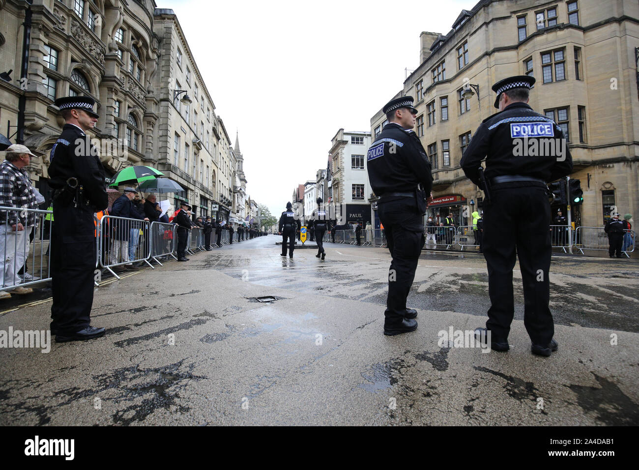 Les membres du public bordent les rues d'Oxford pour rendre hommage à l'avance le service funèbre pour PC Andrew Harper, la vallée de la Tamise, agent de police qui sont morts de blessures multiples après avoir été traîné dans un van tout en répondant à des rapports d'un cambriolage, qui se tiendra à la Cathédrale Christ Church à St Aldate's, Oxford. Banque D'Images