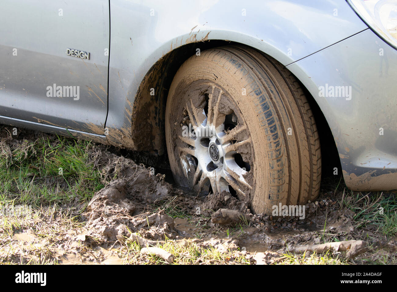 Vauxhall Corsa bel et bien coincé dans la boue. Banque D'Images