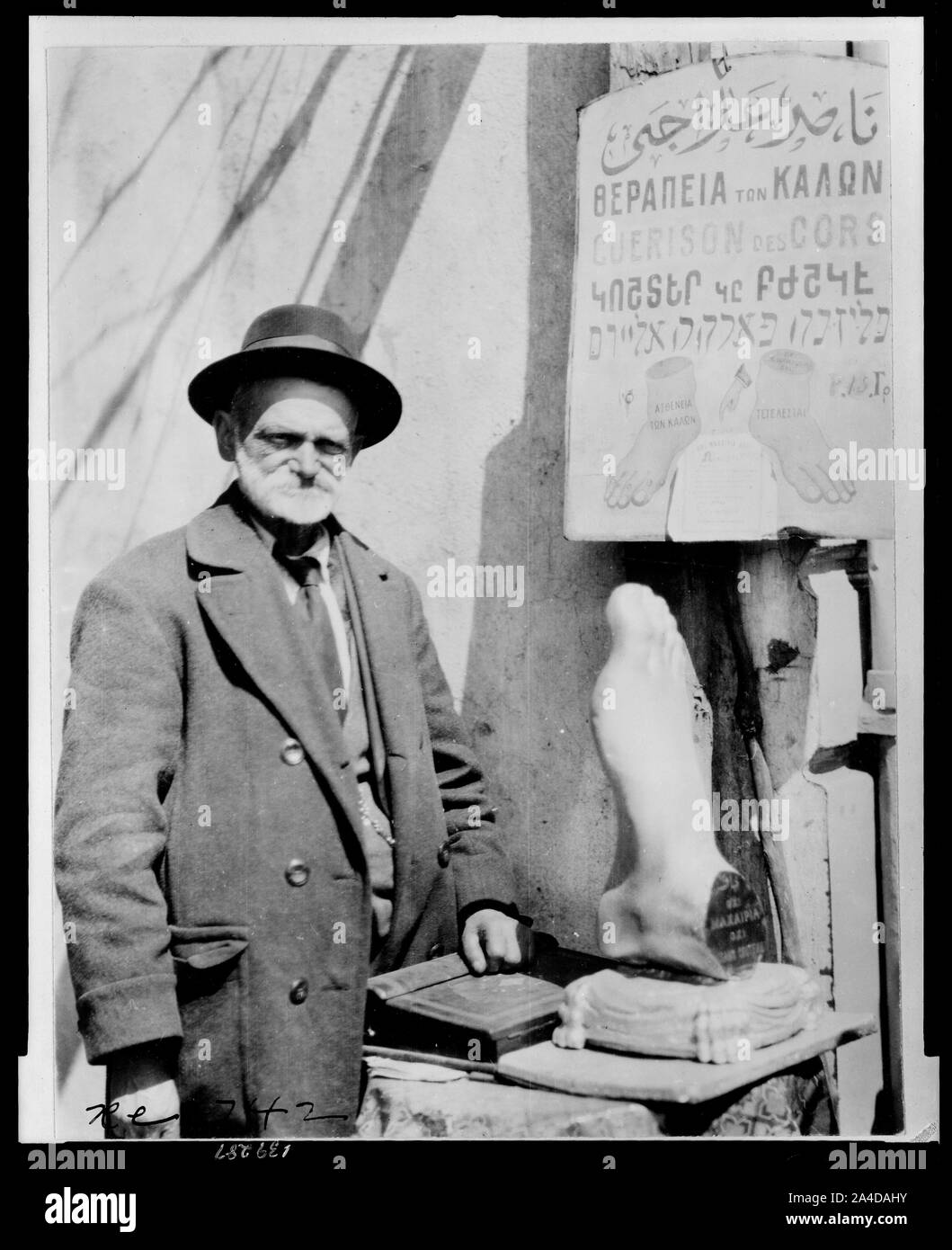 La seule chiropedist à Salonique a sa boutique au coin de la rue il est un grec mais comme il sera remarqué par le signe qu'il comprend un certain nombre de langues dont le turc et le Yiddish. Banque D'Images