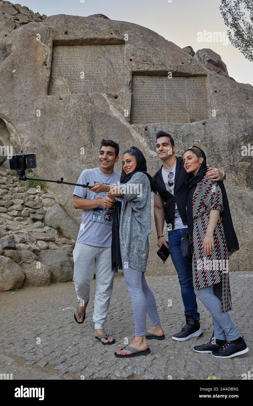 Hamadan, en Iran. 04 Juin, 2017. Le Ganjnameh inscriptions près de la ville de Hamadan dans l'Abbas-Abad valley dans l'ouest de l'Iran, prise le 04.06.2017. Ce sont deux tablettes cunéiformes de la période d'Achamenid, creusée dans un rocher de l'Alvand Montagnes et attribué à Darius Ier et Xerxès I. | Conditions de crédit dans le monde entier : dpa/Alamy Live News Banque D'Images