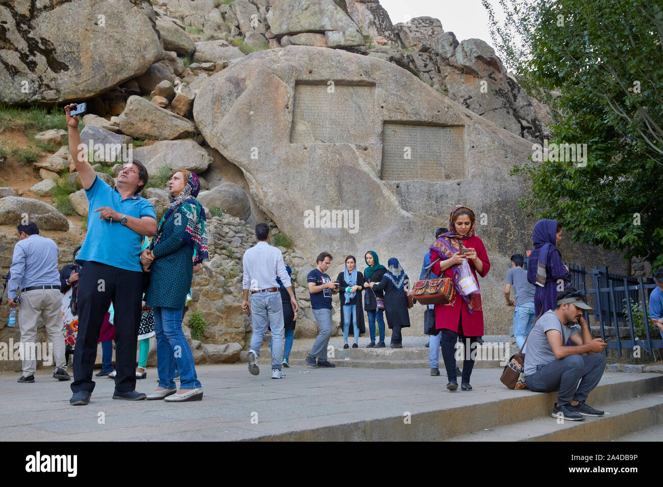 Hamadan, en Iran. 04 Juin, 2017. Le Ganjnameh inscriptions près de la ville de Hamadan dans l'Abbas-Abad valley dans l'ouest de l'Iran, prise le 04.06.2017. Ce sont deux tablettes cunéiformes de la période d'Achamenid, creusée dans un rocher de l'Alvand Montagnes et attribué à Darius Ier et Xerxès I. | Conditions de crédit dans le monde entier : dpa/Alamy Live News Banque D'Images