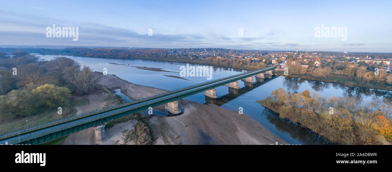 France, Loiret, Orleans, la ville et le Pont Canal au-dessus de la Loire (vue aérienne) // France, Loiret (45), Chinon, la ville et le pont-canal au-D Banque D'Images