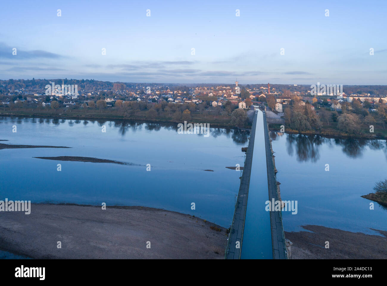 France, Loiret, Orleans, la ville et le Pont Canal au-dessus de la Loire (vue aérienne) // France, Loiret (45), Chinon, la ville et le pont-canal au-D Banque D'Images